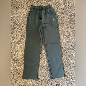 Alo Yoga Accolade Straight Leg - XS - Dark Cactus